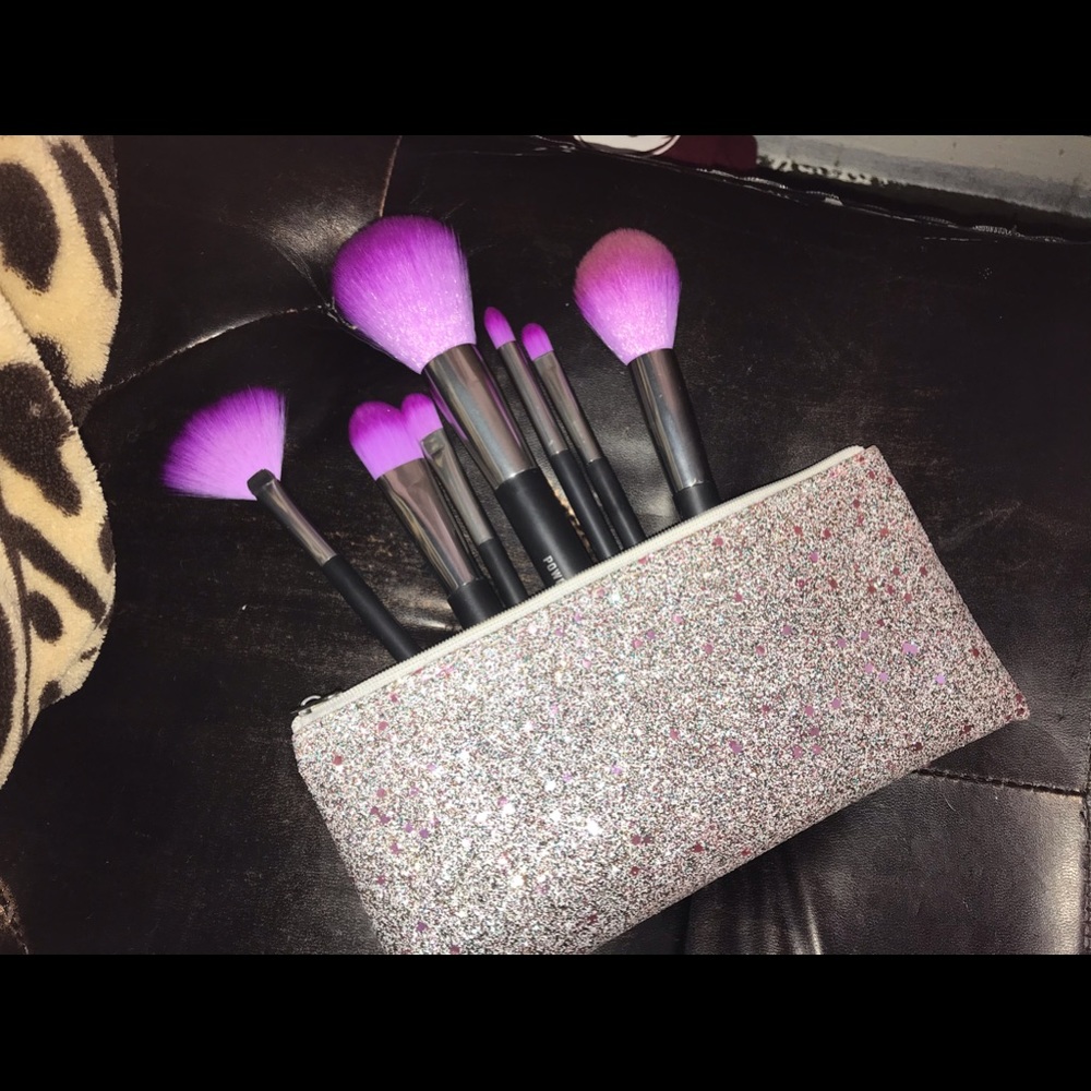 7 Set makeup brushes w/ bag .